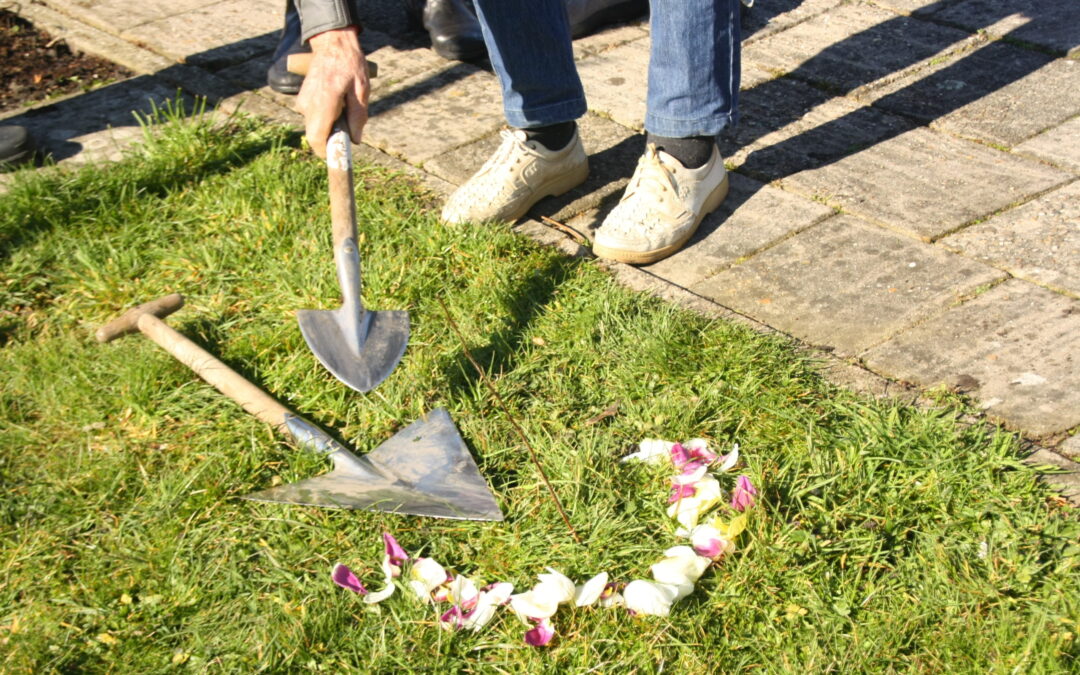 Asverstrooiing met ritueel: persoonlijk afscheid met symboliek en zorg